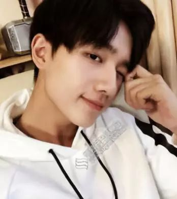 李明霖和网红撕逼3个月,想过娱乐圈会怎么看他弟弟李宏毅吗?